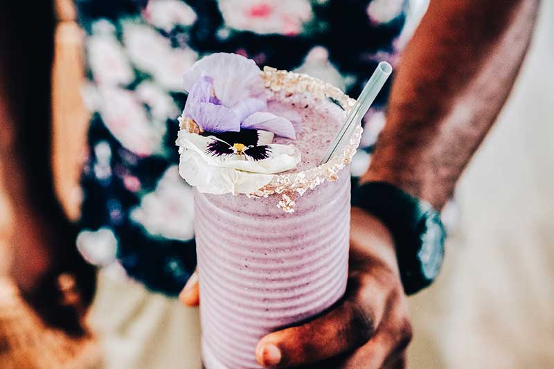 Blue Hawaii: coconut milk, blue spirulina, blue berries, date, banana, oatmeal 35
بلو هاوي: حليب جوز الهند، الاسبيرولينا الزرقاء، توت، بلح، موز، شوفان